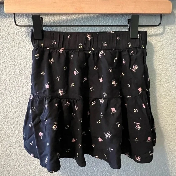 Abercrombie Kids skirt with shorts underneath. Size 5/6. - Picture 2 of 4
